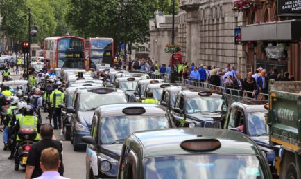 Uber Draws Fire From Europe’s Cabbies
