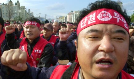 Hyundai Workers Extend Strike After Land Deal