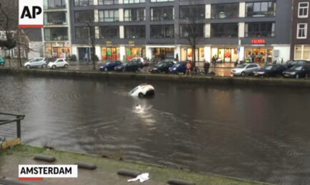 Passers-by save Mother and Toddler from Sinking Car