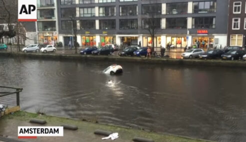 Passers-by save Mother and Toddler from Sinking Car
