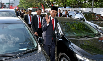 Indonesian President Walks to Work