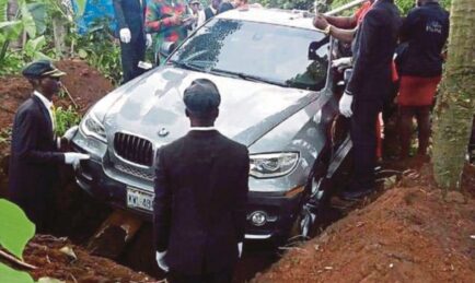 Mayat Ditanam Bersama Kereta dan Motor Kesayangan. Antara Wasiat dan Hadiah Pelik Daripada Waris Untuk Si Mati