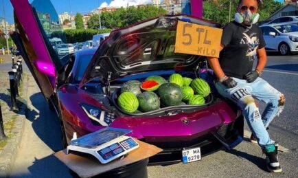 Lelaki Gunakan Lamborghini Untuk Jual Tembikai Di Tepi Jalan