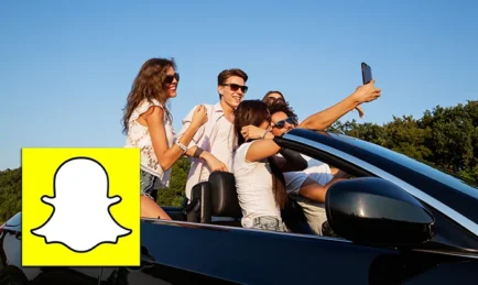 Demi Populariti Di Snapchat, Wanita Sanggup Buat Aksi Tergantung Di Kereta Pada Kelajuan 177KM/J