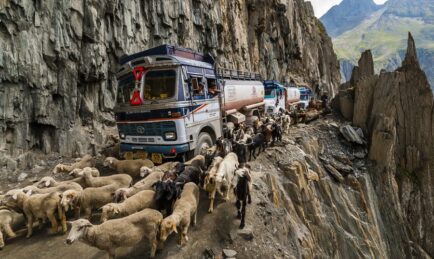 Jalan Paling Bahaya Di Dunia. No.4 Tu Macam Selalu Masuk Filem Bollywood