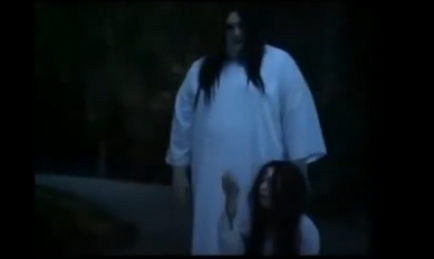 Iklan Automotif Tapi Ada Hantu?