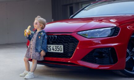 Audi Dituduh Tidak Sensitif: Tarik Balik Iklan Budak Perempuan Kecil Makan Pisang Di Depan Kereta Yang Dianggap Lucah