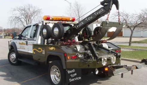 What’s the Difference: Hook and Chain vs Wheel Lift vs Flatbed Carrier Tow Trucks
