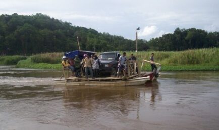 Balik Raya Dengan Rakit Untuk Elak Sekatan Jalanraya
