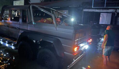 Dato’ Sri Sunny Tak Lokek Guna Brabus G700 6X6 Bantu Mangsa Banjir. Kereta 6 Tayar, Harga RM 5 Juta!