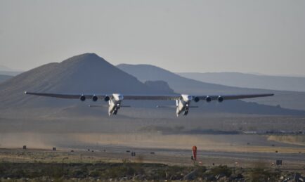 Stratolaunch: Pesawat Terbesar Dunia Yang Lagi Besar Daripada Padang Bola!