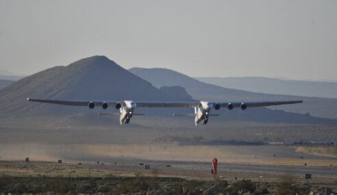 Stratolaunch: Pesawat Terbesar Dunia Yang Lagi Besar Daripada Padang Bola!