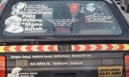 Trend Hias Cermin Kenderaan Dengan Sticker Lucah Semakin Menjadi-Jadi
