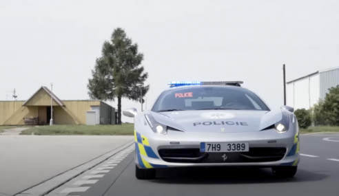 Polis Tukar Ferrari 458 Yang Dirampas Menjadi Kereta Peronda Sendiri. Baru Senang Nak Kejar Penjenayah.