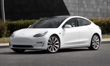 Pandu Uji: Patutlah Tesla Model 3 Adalah Kereta Elektrik Paling Laku. Ini Sebabnya.