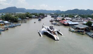 Penduduk Kuala Perlis Terkejut Lihat Kapal Layar ‘Alien’ Masuk Muara Sungai Perlis