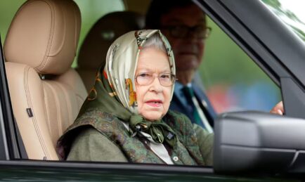 Kereta Paling Istimewa Yang Dimiliki Ratu Elizabeth II. Baginda Boleh Memandu Tanpa Lesen.