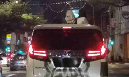 Salah Ke Kalau Keluarkan Kepala Dari Sunroof?