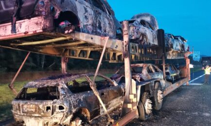 TRELER DENGAN TUJUH KERETA LUMBA TERBAKAR