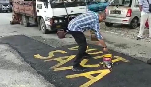 “TUNGGU YB LAMBAT LAGI LA.” AKHIRNYA RAKYAT TURAP SENDIRI JALAN BERLUBANG