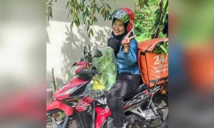 Wanita Sanggup Tunggang Motosikal Lebih 4 Jam ke Kuala Lumpur Untuk Menjual Sayur Segar