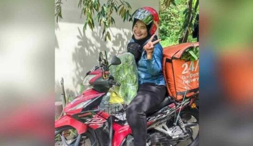 Wanita Sanggup Tunggang Motosikal Lebih 4 Jam ke Kuala Lumpur Untuk Menjual Sayur Segar