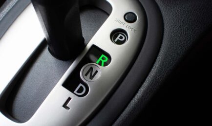 Should You Put Your Car In “P”, “N”, or “D” Mode While Stopped at a Traffic Light?