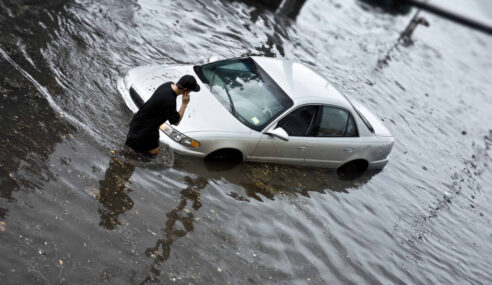 APA NAK BUAT KALAU TERPERANGKAP DALAM KERETA KETIKA BANJIR?
