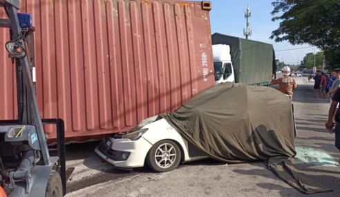 LORI KONTENA HEMPAP PERODUA BEZZA. SALAH SIAPA?