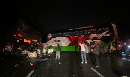 7 TERMASUK BAYI MAUT DALAM NAHAS DI AYER KEROH. TAYAR TRELER JADI PUNCA.