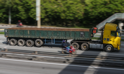 ADAKAH LORONG KANAN PATUT DIHARAMKAN UNTUK KENDERAAN BERAT?