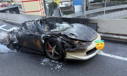 FERRARI 458 SPIDER HASIL SIMPANAN 10 TAHUN HANGUS DALAM MASA SEJAM!