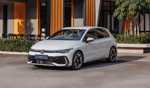 Volkswagen Golf R-Line: Kereta Yang Buat Hatchback Lain Nampak Macam “Mainan”