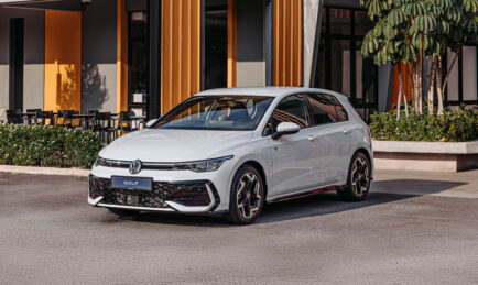 Volkswagen Golf R-Line: Kereta Yang Buat Hatchback Lain Nampak Macam “Mainan”