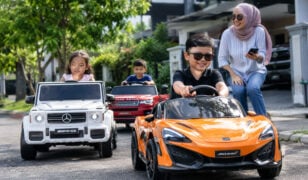 Lesen Belum Ada, Tapi Kereta Dah “Hypercar”: Ragam Mak-Mak Melayan Kereta Mainan Anak Zaman Sekarang