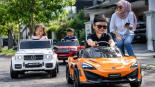 Lesen Belum Ada, Tapi Kereta Dah “Hypercar”: Ragam Mak-Mak Melayan Kereta Mainan Anak Zaman Sekarang